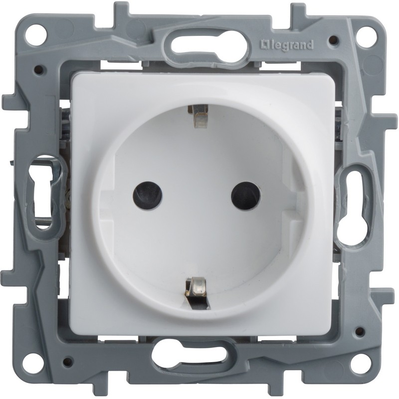 Розетка без рамки с/у 1-мест. с заз. белая 16А IP20 Legrand Etika 672221