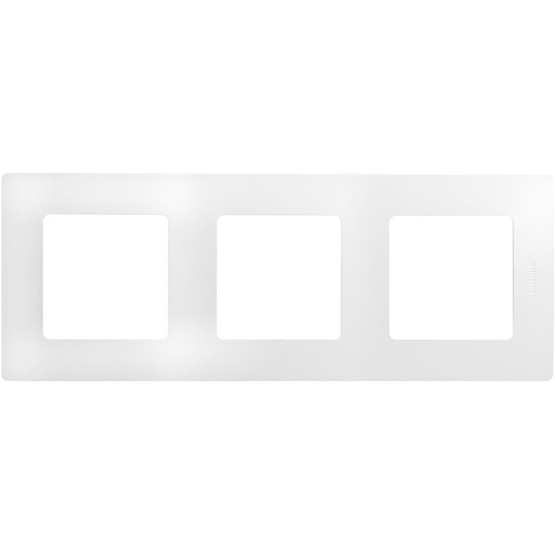 Рамка 3-мест. белая Legrand Etika 672503